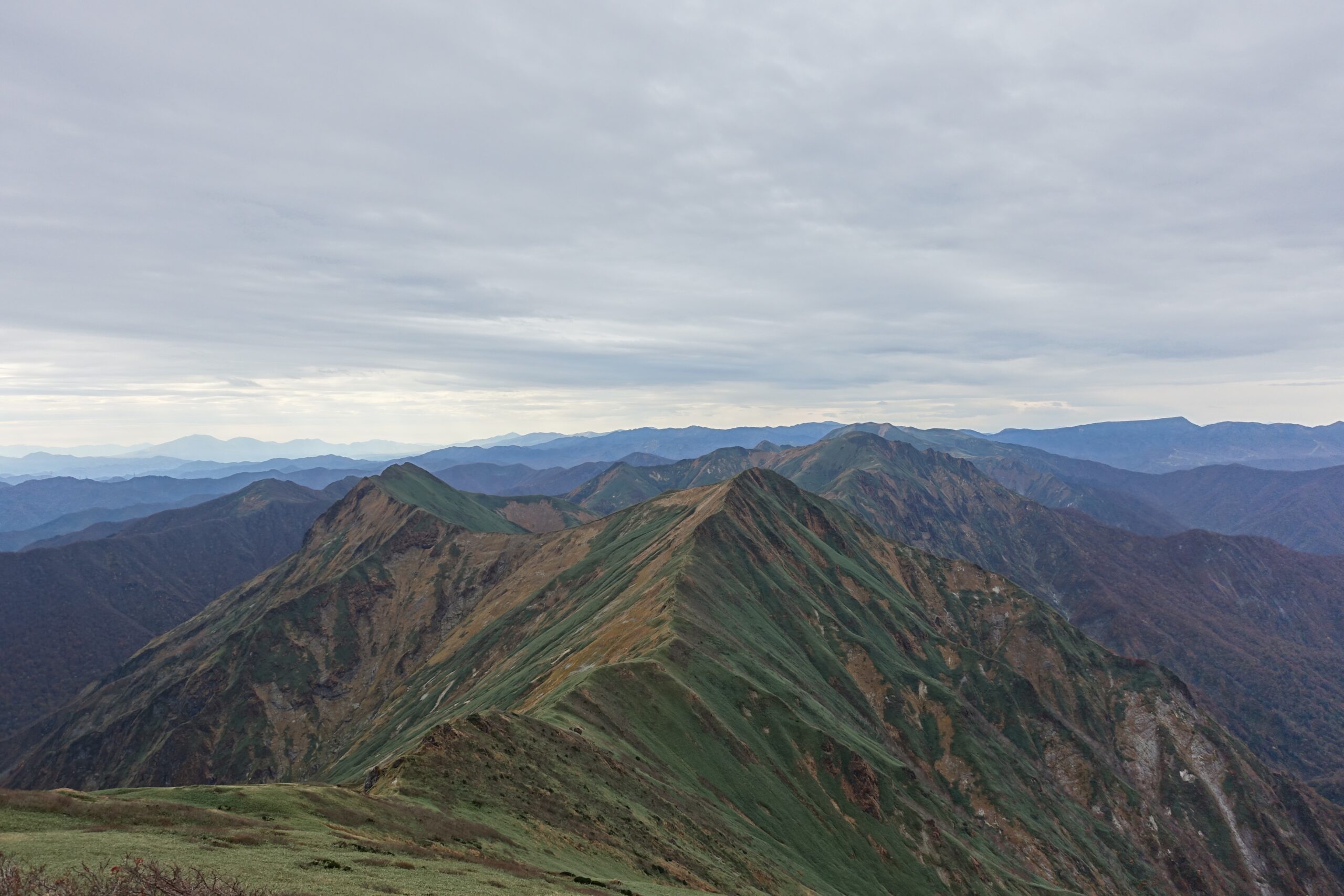 山頂からの景色。谷川岳といえばこの景色よね。